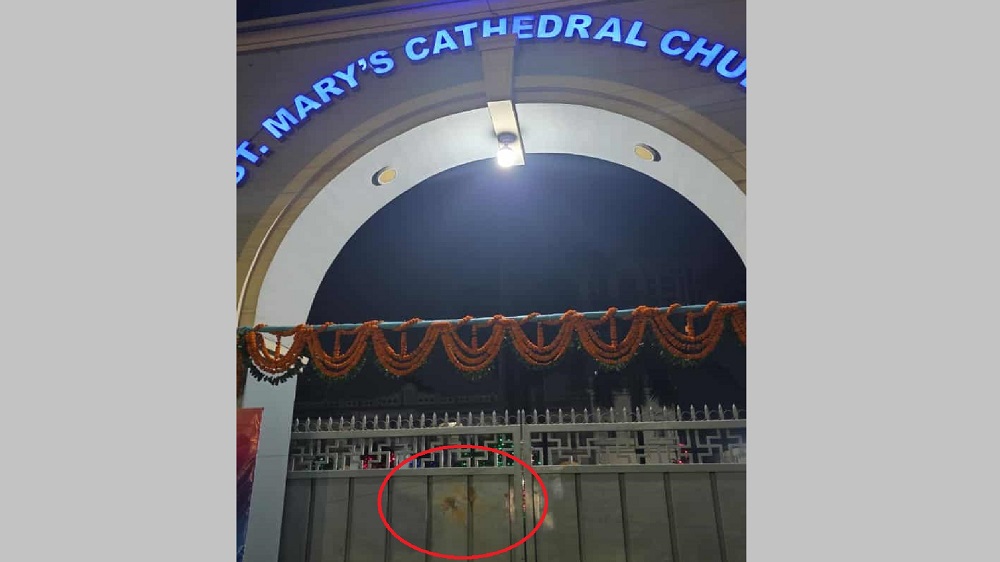 কাকরাইলে সেন্ট মেরি’স ক্যাথেড্রাল চার্চে ককটেল হামলা চালিয়েছে দুর্বৃত্তরা । ছবি : সংগৃহীত